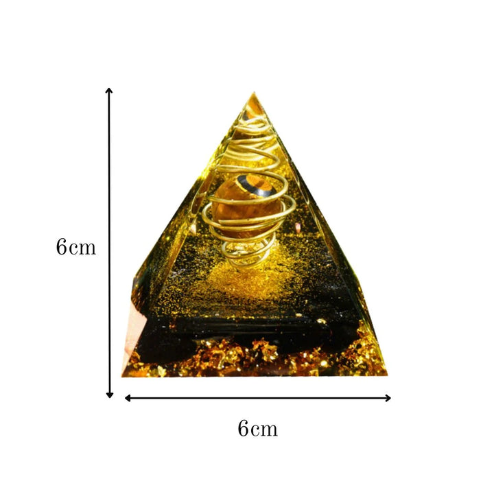 Dimensões da Orgonite Pirâmide com Olho de Tigre e Turmalina Negra, 6 cm de altura e 6 cm de base, destacando sua estrutura dourada.