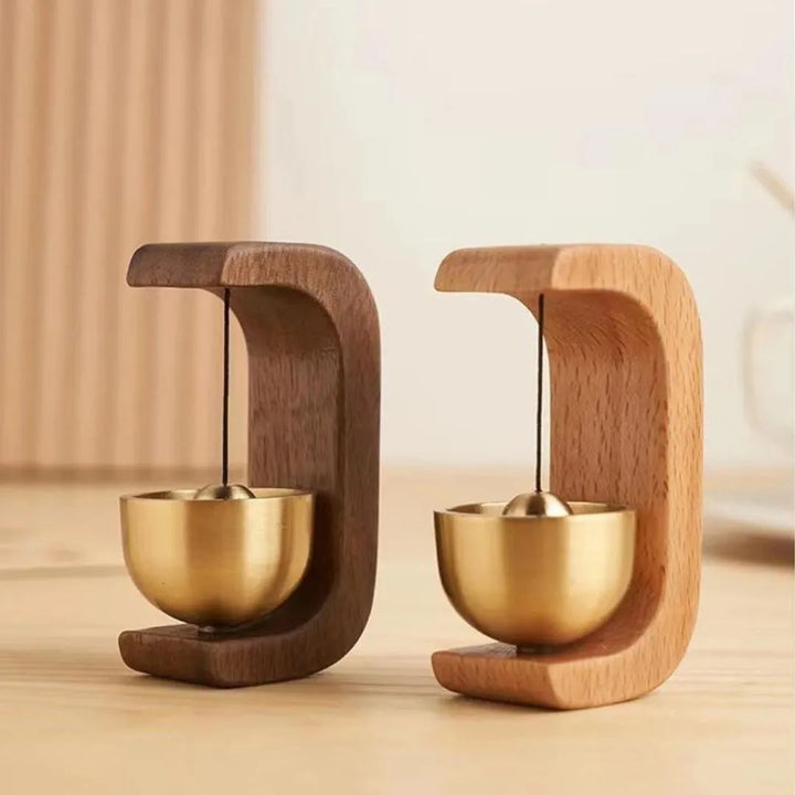 Campainha de vento de madeira para entrada de casa, emitindo um som suave e agradável, ideal para criar um ambiente tranquilizador em qualquer lar.