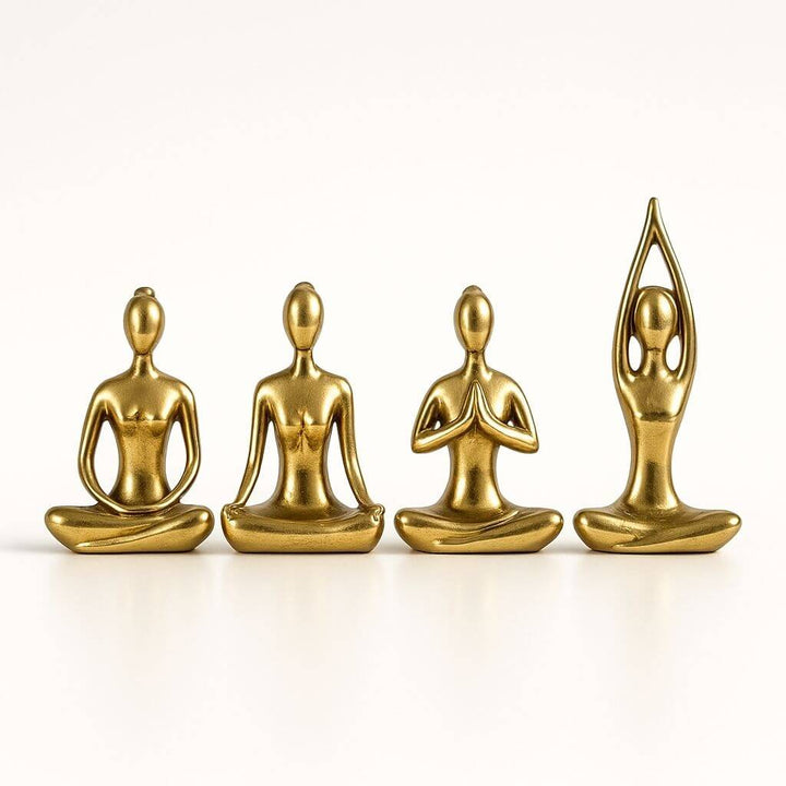 Kit com 4 estatuetas douradas em cerâmica representando posições de yoga e mudras para decoração e meditação.