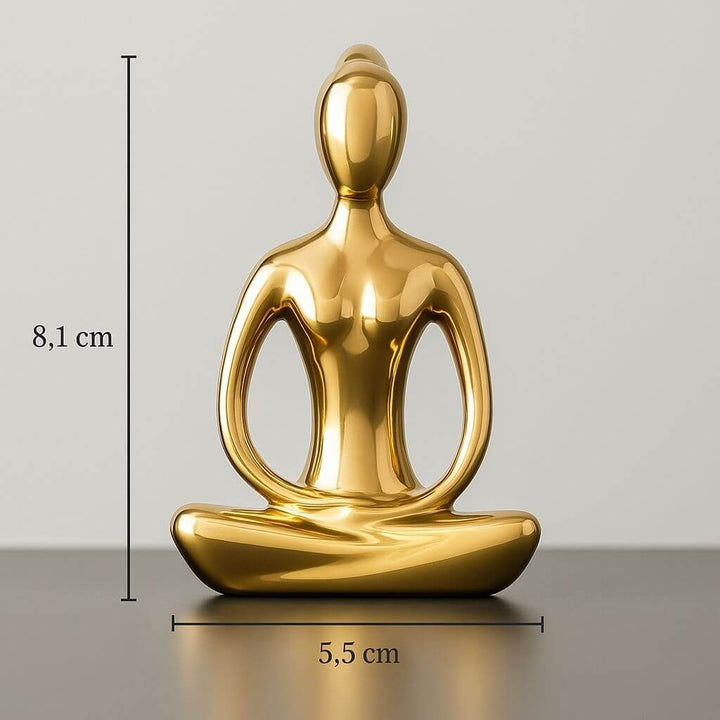 Estatueta dourada de 8,1 cm em cerâmica representando postura meditativa, ideal para ambientes zen e práticas espirituais.