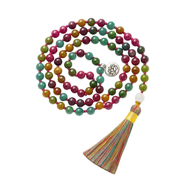 Japamala Samadhi de 108 contas coloridas de turmalina natural – colar energético enrolado com pingente de lótus e tassel multicolorido, fundo branco