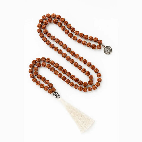 Japamala Semente de Rudraksha com Pingente de Árvore da Vida e tassel branco, ideal para práticas de meditação e purificação energética.