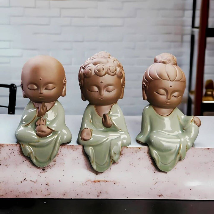 Kit com 3 mini estátuas de Buda em cerâmica verde decorando ambiente esotérico e zen