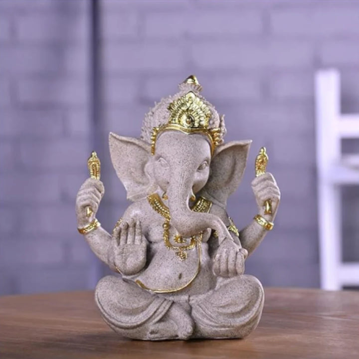 Ganesha sentado: peça artesanal em arenito pintada à mão.