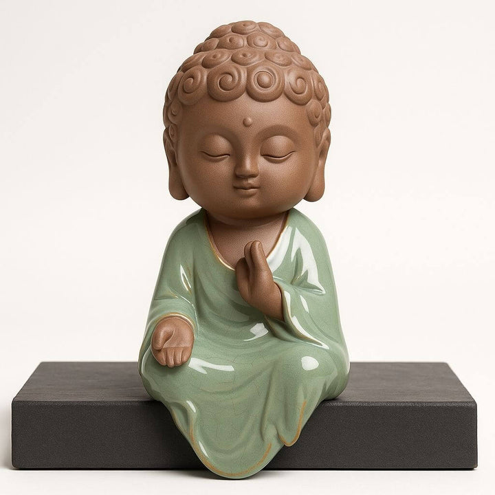 Estátua de mini Buda com cabelo cacheado e túnica verde em cerâmica para decoração zen e esotérica