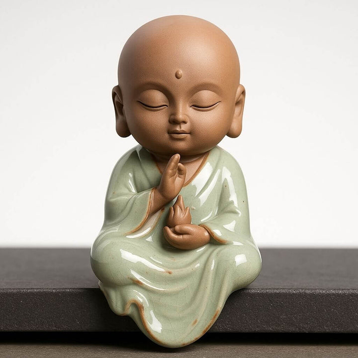 Estátua de mini Buda careca em cerâmica verde com gesto de oração para decoração zen e espiritualidade
