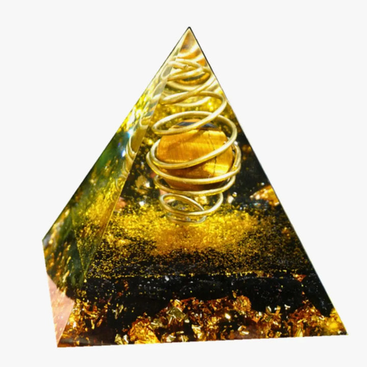 Orgonite Pirâmide com Olho de Tigre e Turmalina Negra, vista de frente, mostrando a pedra central envolta em espiral dourado.