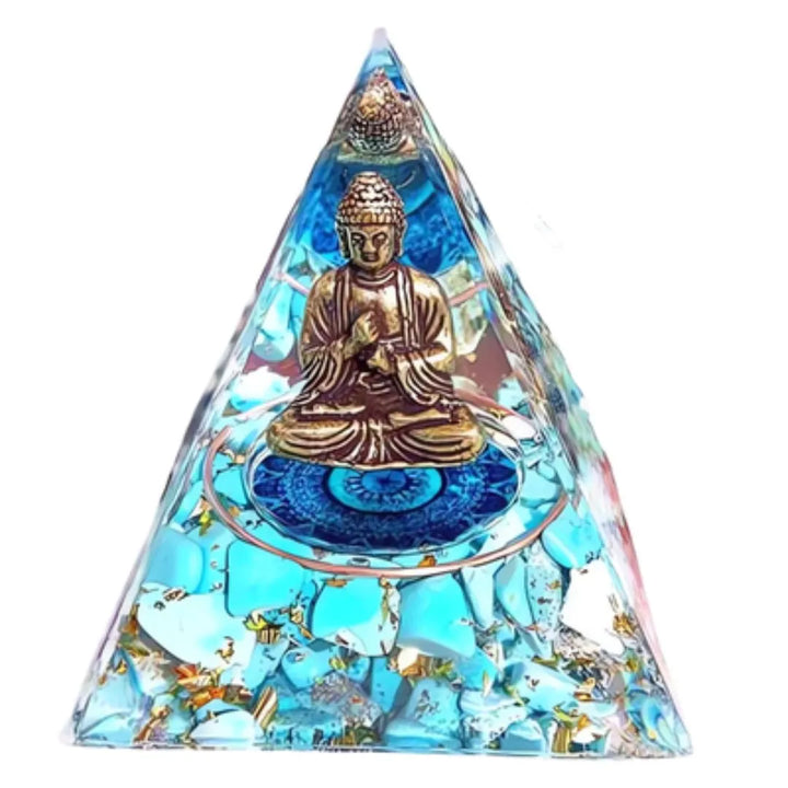 Orgonite Pirâmide Buda Meditação com Quartzo Azul, enfatizando a figura de Buda meditando e os fragmentos de quartzo azul na base da pirâmide.