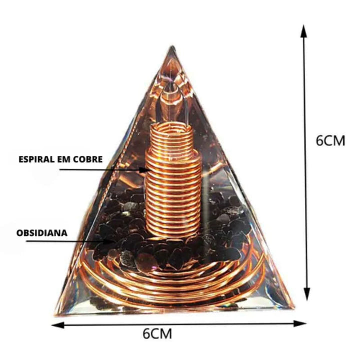 Pirâmide Orgonite Obsidiana Negra com espiral de cobre, mostrando as dimensões de 6cm x 6cm.