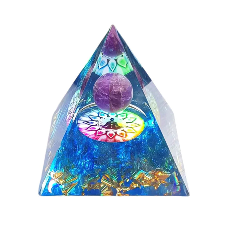 Orgonite Pirâmide 7 Chakras com Ametista Roxa, destacando a esfera central de ametista e os padrões coloridos de chakras