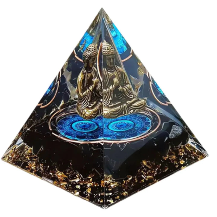 Orgonite Pirâmide Buda Meditação com Quartzo Negro, vista lateral, mostrando a figura de Buda meditando duplicada dentro da pirâmide.