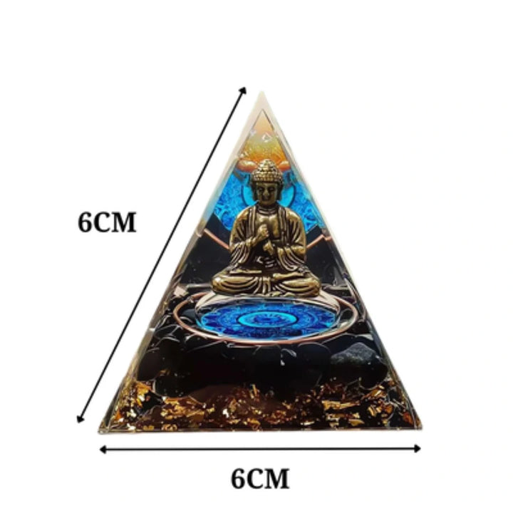 Orgonite Pirâmide Buda Meditação com Quartzo Negro, dimensões 6x6 cm, destacando a miniatura de Buda meditando e o design detalhado da pirâmide.
