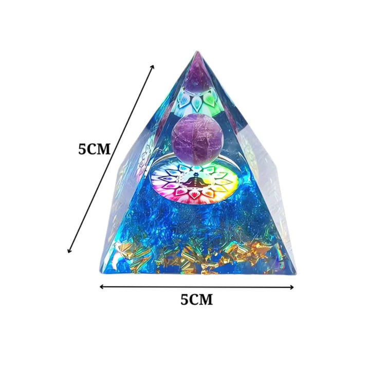 Dimensões da Orgonite Pirâmide 7 Chakras com Ametista Roxa, mostrando medidas de 5cm x 5cm em um fundo branco