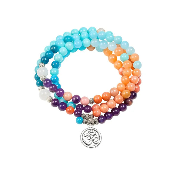 Pulseira Japamala 108 contas com pingente Om, feita com pedras naturais de Rodocrosita, Ametista, Lápis Lazuli e Água Marinha, ideal para meditação e equilíbrio energético.