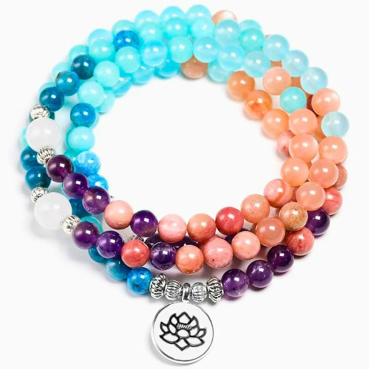 Pulseira de pedras naturais com 108 contas, desenhada para auxiliar na meditação e aliviar sintomas de estresse e ansiedade.