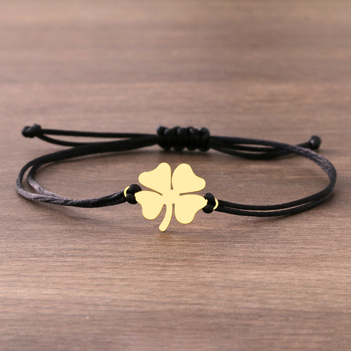 Envolva-se em boas energias com nossa Pulseira da Sorte, um elo com o cosmos. Pulseira em cordão preto com pingente de trevo dourado. 