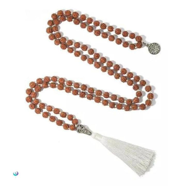 Japamala de Semente de Rudraksha com 108 contas e pingente, ideal para práticas de meditação e Hoponopono, promovendo paz interior e equilíbrio emocional.