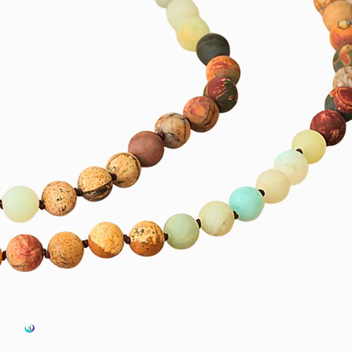 Detalhe das contas de Turquesa Vermelha e Amazonita, mostrando a combinação de cores e a qualidade das pedras naturais do Japamala.