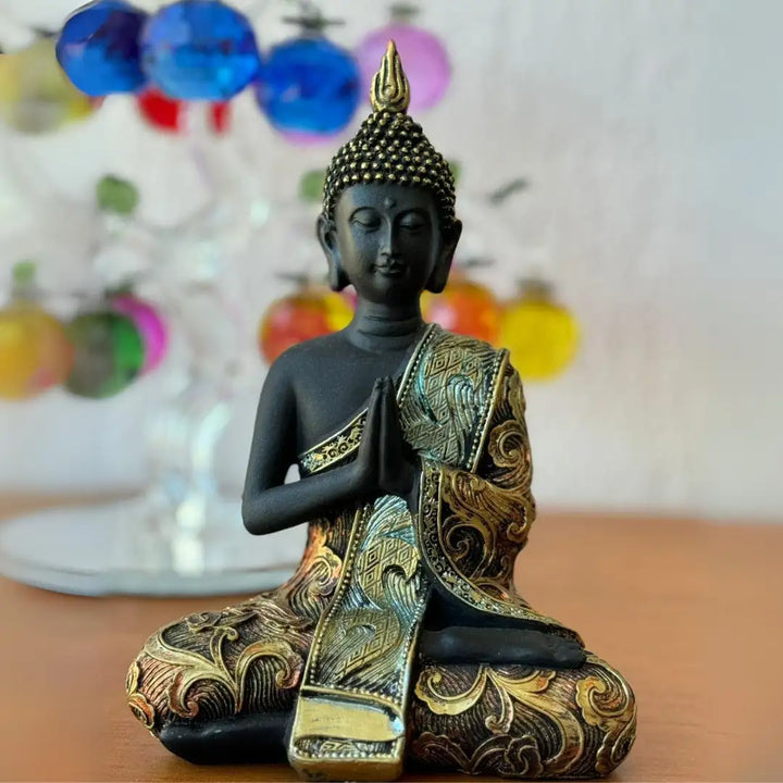 Estátua de Buda em resina, de frente, com acabamento dourado detalhado e postura de mãos em Mudra de Ensinamentos da Vida.